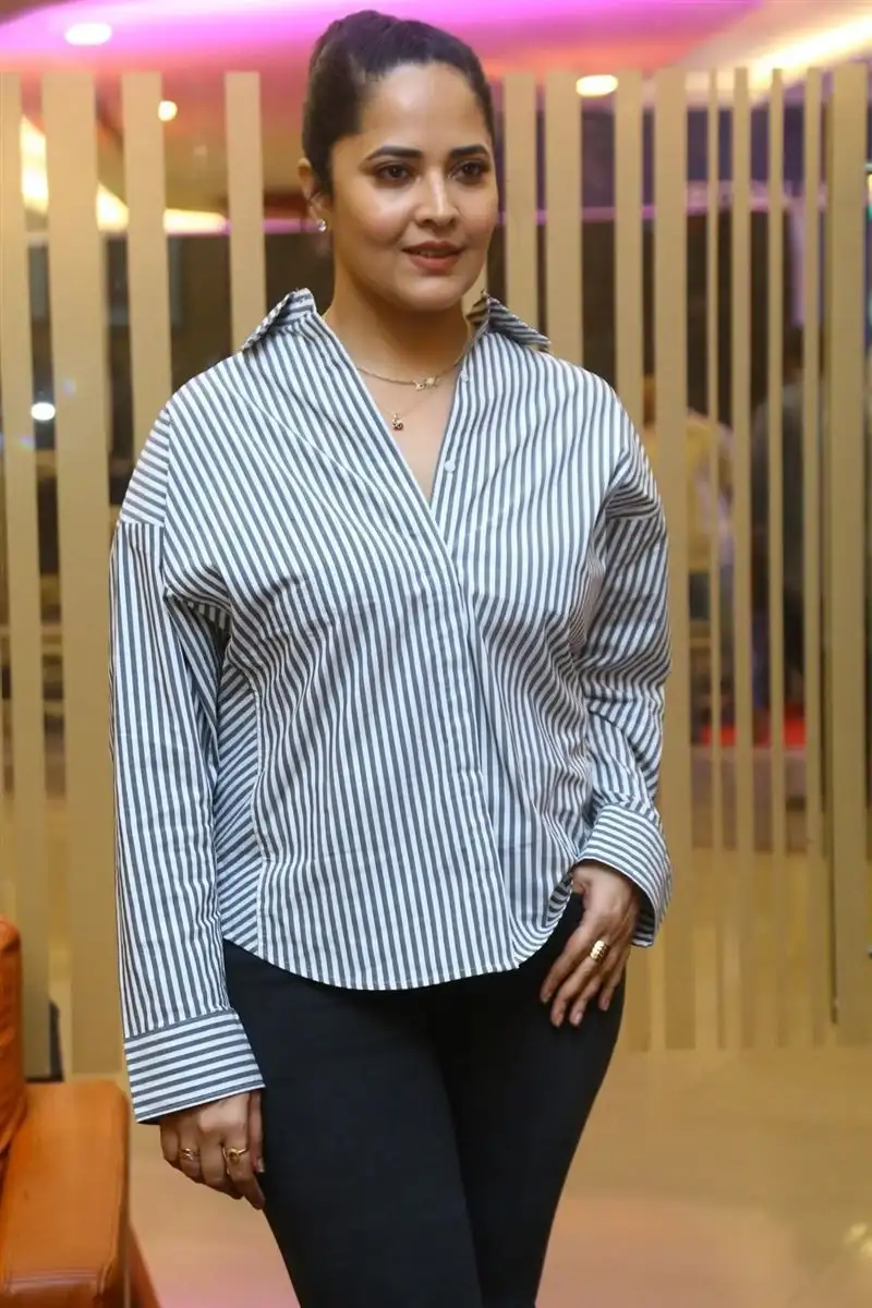 INDIAN ACTRESS ANASUYA BHARADWAJ IN BLACK JEANS SHIRT 7